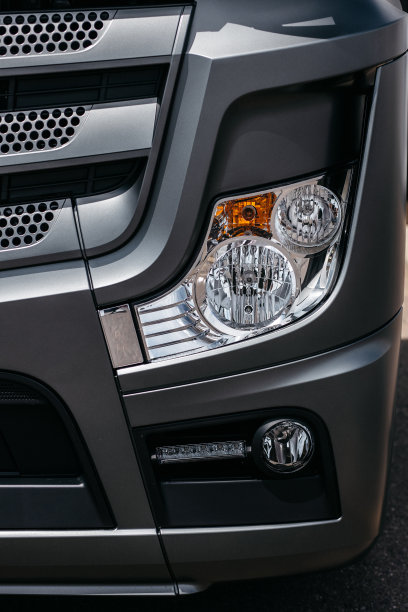 一辆新型现代灰色卡车的前光学特写图片下载