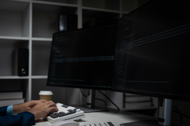 股票图表股票市场企业家讨论和分析图表。在办公室里做股票交易图片下载