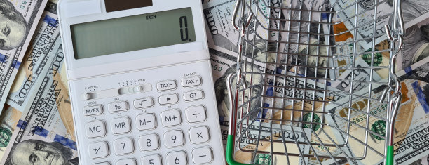 篮子里装着美元和一个货币背景上的计算器图片下载