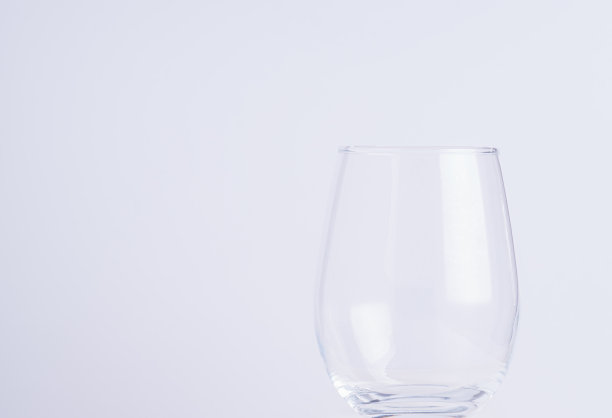 白色背景上的空杯子图片下载