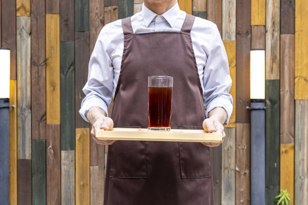 咖啡馆老板正准备开店。图片下载