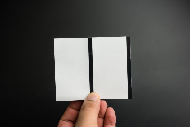 男主手里拿着两张空白的纸票图片下载