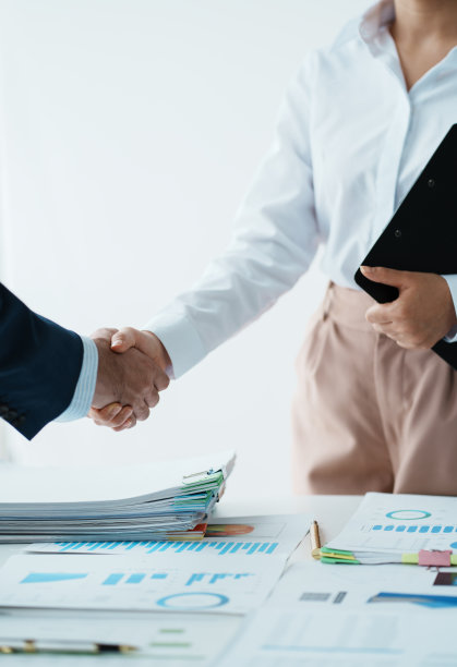 两个自信的商人在办公室开会时握手，成功，交易，问候和合作伙伴的概念。图片下载