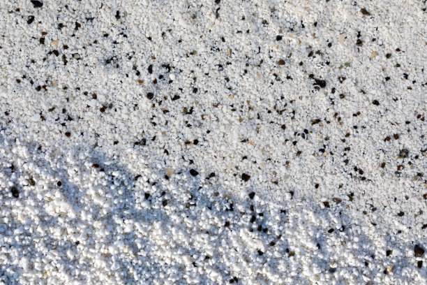 萨尔达湖位于一个构造陨石坑中，由一种叫做叠层石的石灰岩状结构组成。这些岩石，在火星表面也可以看到，在湖的表面产生镁。图片下载