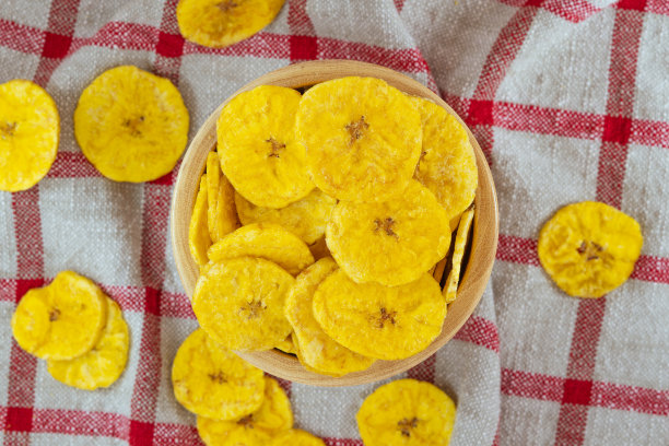 脆皮香蕉片。油炸或烤香蕉片。拉丁美洲传统美食的俯视图，叫做炸土豆条。烤香蕉。零食。库存图片图片下载