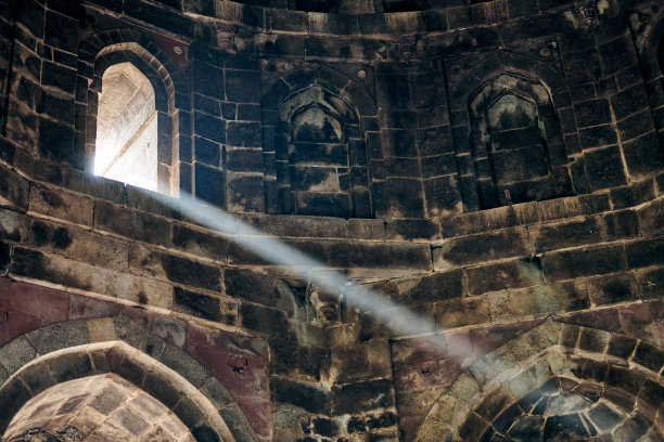 从印度新德里的古印度巴达古巴德墓窗户射出的一束白光图片下载