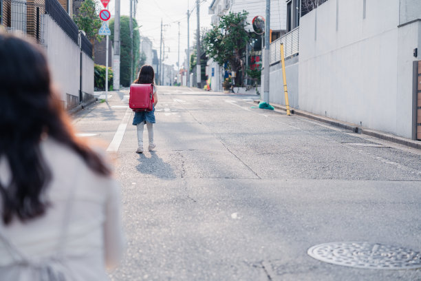 一位母亲送行她的小学生图片下载