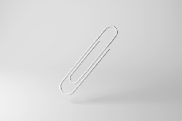 在单色和极简主义白色背景上的白色回形针。说明办公用品和文件归档的概念图片下载