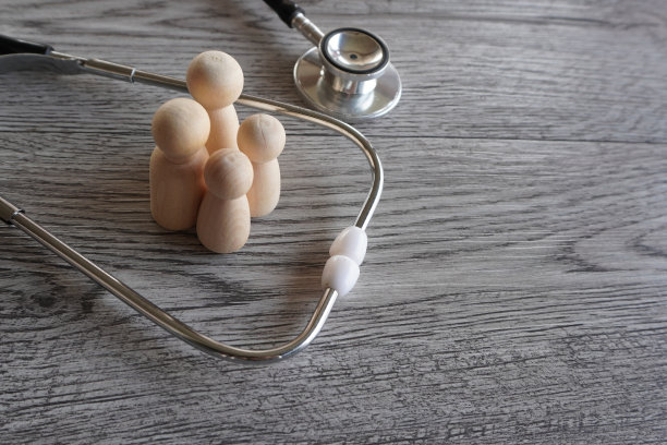 听诊器和带有复制空间的家庭木制玩偶图片下载