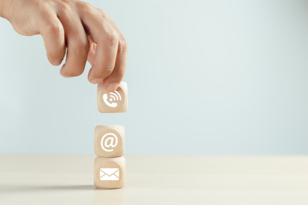 概念联系我们。手抓木块方块与符号电子邮件电话地址。在线连接信息网络。图片下载