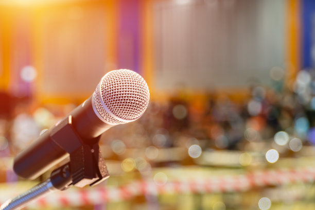 在会议中使用麦克风。图片下载