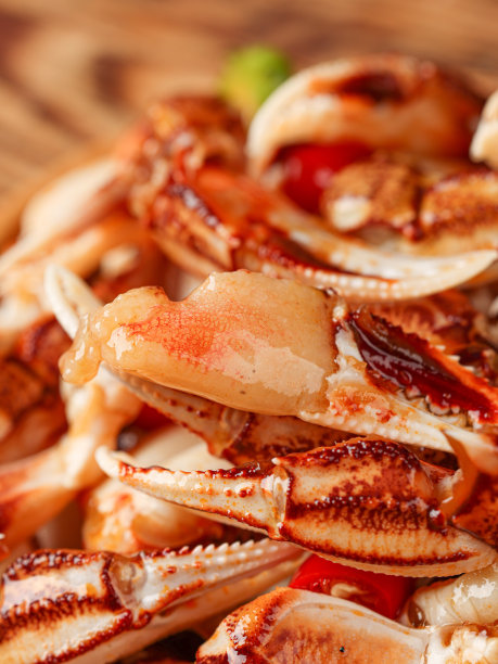 餐桌上的蟹爪(龙虾爪)，螯，一种用香料腌制的美味，中国菜图片下载