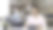 年轻漂亮的亚洲女商人用平板电脑工作，微笑着享受她的工作。图片下载