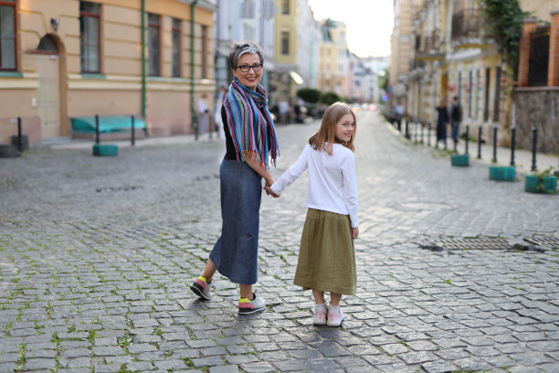 奶奶和孙女走过一座古老的欧洲城市。图片下载