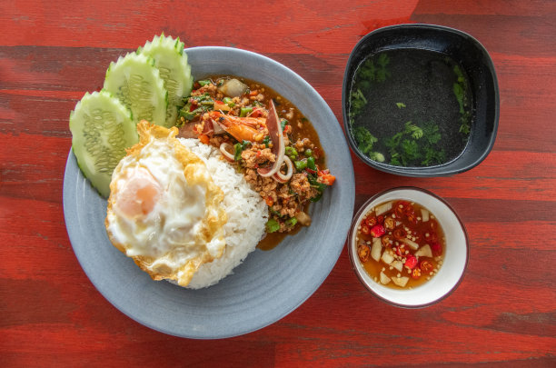 海鲜罗勒炒饭是一道美味可口的菜肴，融合了海鲜的新鲜和罗勒的芳香。虾肉多汁，鱿鱼肉细嫩，口感饱满。图片下载