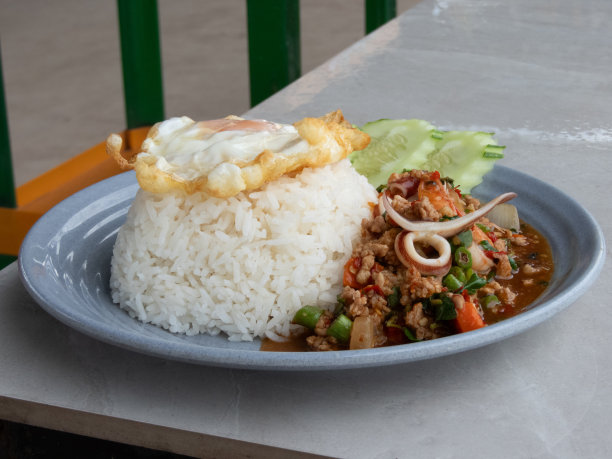 海鲜罗勒炒饭是一道美味可口的菜肴，融合了海鲜的新鲜和罗勒的芳香。虾肉多汁，鱿鱼肉细嫩，口感饱满。图片下载