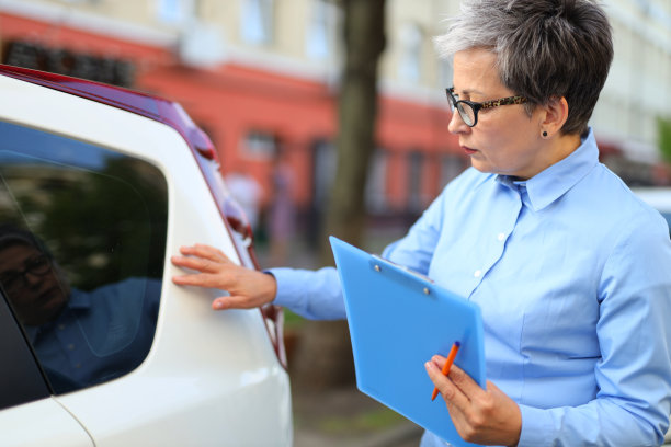 成熟女性专家描述汽车损坏。图片下载
