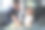 快乐的祖母把孙女扣在汽车后座上。图片下载