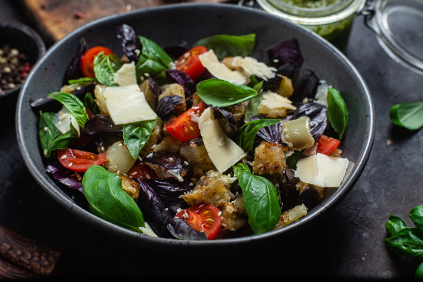 茄子沙拉，罗勒，切达奶酪配西红柿图片下载