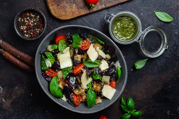 茄子沙拉，罗勒，切达奶酪配西红柿图片下载