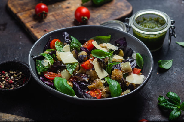 茄子沙拉，罗勒，切达奶酪配西红柿图片下载