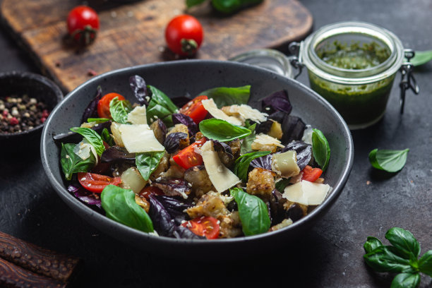 茄子沙拉，罗勒，切达奶酪配西红柿图片下载