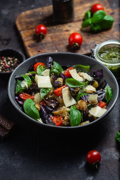 茄子沙拉，罗勒，切达奶酪配西红柿图片下载