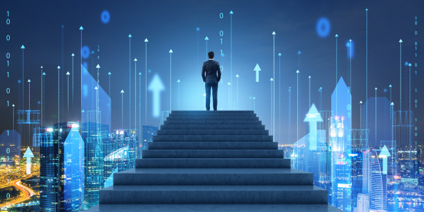 楼梯上的男人看着夜晚的线框城市图片下载