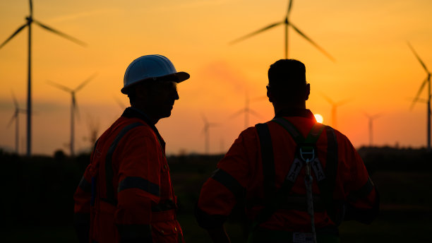 工程师工作自信。在户外工作的工人。大型项目建设。图片下载