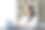 年轻漂亮的亚洲女学生在家里用笔记本电脑在线学习。图片下载