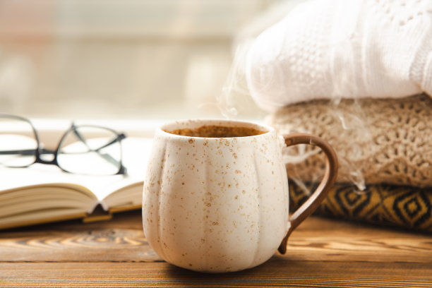 秋天。秋天的构图，一杯热咖啡和一件温暖的毛衣放在木质质感的桌子上。应季，早晨热咖啡。放松和静物概念。舒适的室内图片下载