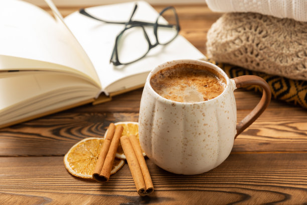 秋天。秋天的构图，一杯热咖啡和一件温暖的毛衣放在木质质感的桌子上。应季，早晨热咖啡。放松和静物概念。舒适的室内图片下载