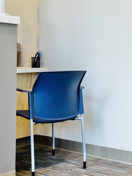 美国医疗诊所内部的蓝色椅子和小隔间图片下载