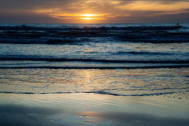肯定照片你可以自由地与众不同爱自己夕阳在地平线上的海洋橙色天空云黑暗海水边沙图片下载