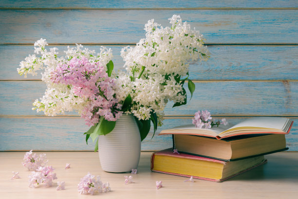 静物与书和紫丁香花束在木制背景图片下载
