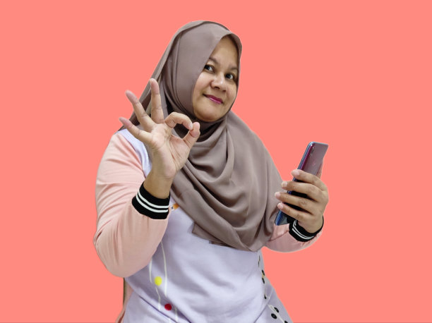 戴着头巾的亚洲妇女，脸上带着快乐的微笑图片下载