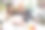 亚洲花商家庭通过在线直播演示插花。图片下载