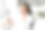 漂亮，整洁的白人女人穿着浴袍，坐在浴室里，拿着镜子，在脸上涂上保湿抗衰老霜，防止皮肤老化。日常皮肤保湿护理图片下载