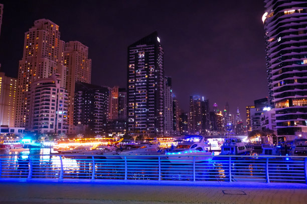 阿联酋迪拜码头夜景：摩天大楼和运河图片下载