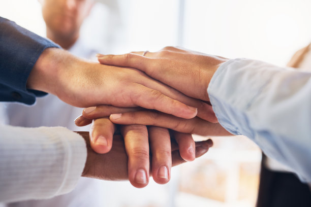 团队合作，支持和激励与业务人员的手为社区，多样性和使命。策略，心态和团结与员工群体的信念，联系和团队建设图片下载