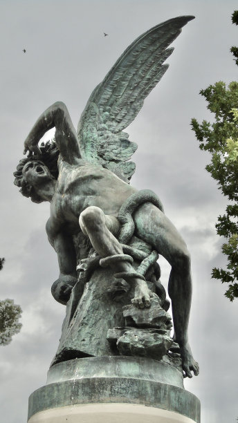 堕落天使喷泉(fuente del angel caido)是里卡多·贝尔弗(ricardo bellver)于1877年创作的真人大小的青铜雕像和杰作，位于西班牙马德里的丽蒂罗公园。图片下载