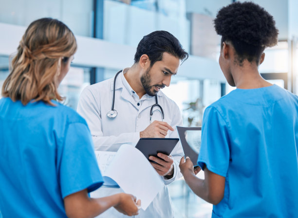 团队合作，在医院与医生会面，进行医疗报告，诊断和患者扫描。医疗保健，协作和护士与男性医生咨询，计划和手术结果图片下载