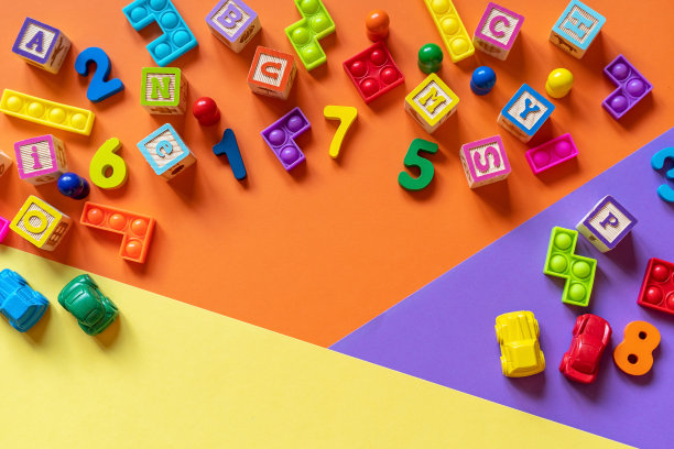 彩色纸上的木制儿童玩具。益智玩具积木，金字塔，铅笔，数字。幼儿园、学前班或日托所的玩具。文本的复制空间。俯视图图片下载