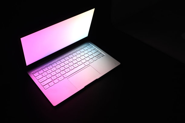 深色背景笔记本电脑图片下载