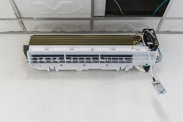 空调服务、维修和保养理念。室内机线圈的特写。图片下载