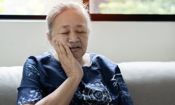 大头照女大四学生摸面颊突然牙痛感觉不健康图片下载