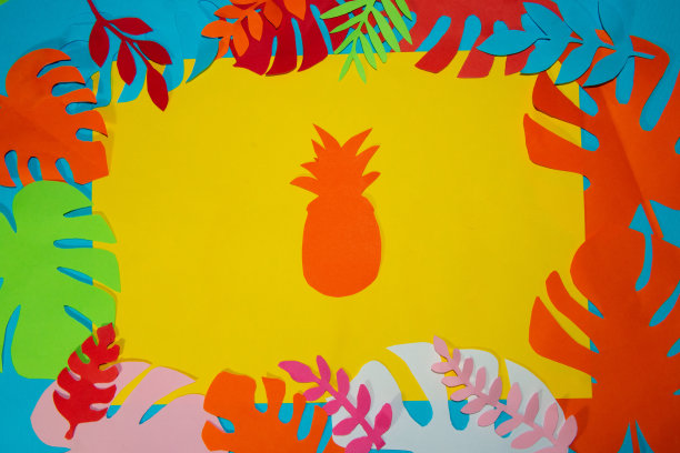 黄色纸用纸菠萝围绕丛林树叶，创意夏季概念，丛林树叶，色彩斑斓的背景图片下载