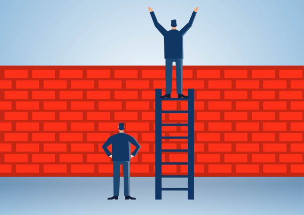 一个商人站在墙内，另一个商人拿着梯子爬到墙的顶端，想要看到更大的距离，商业远见和更远的想法图片下载