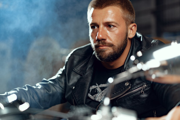 穿着黑色皮衣的摩托车手肖像图片下载
