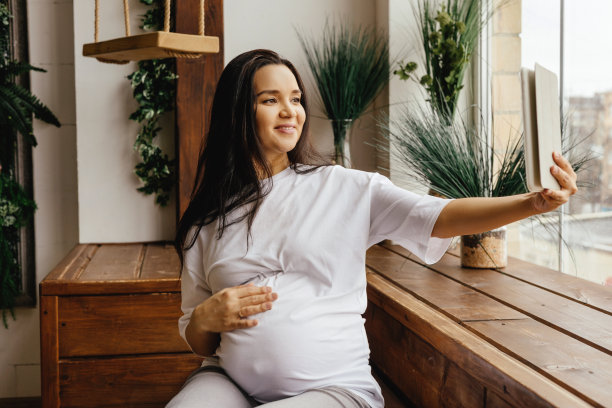 可爱的怀孕女孩手里拿着药片。图片下载